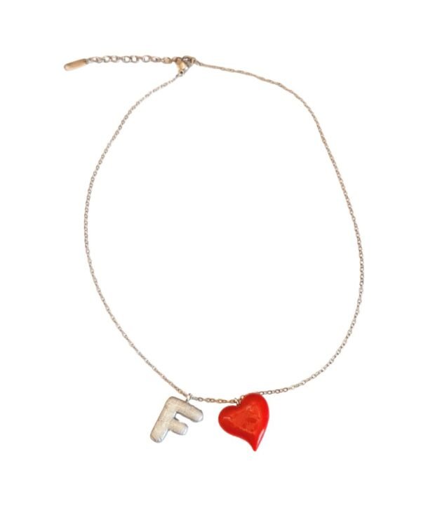 collar inicial con corazón