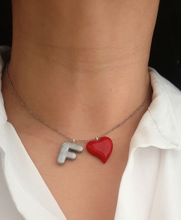 collar inicial con corazón