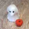 Vela de fantasma de perro o gato iridiscentes con calabacita