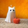Vela de fantasma de perro o gato iridiscentes con calabacita
