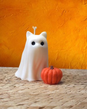 Vela de fantasma de perro o gato iridiscentes con calabacita
